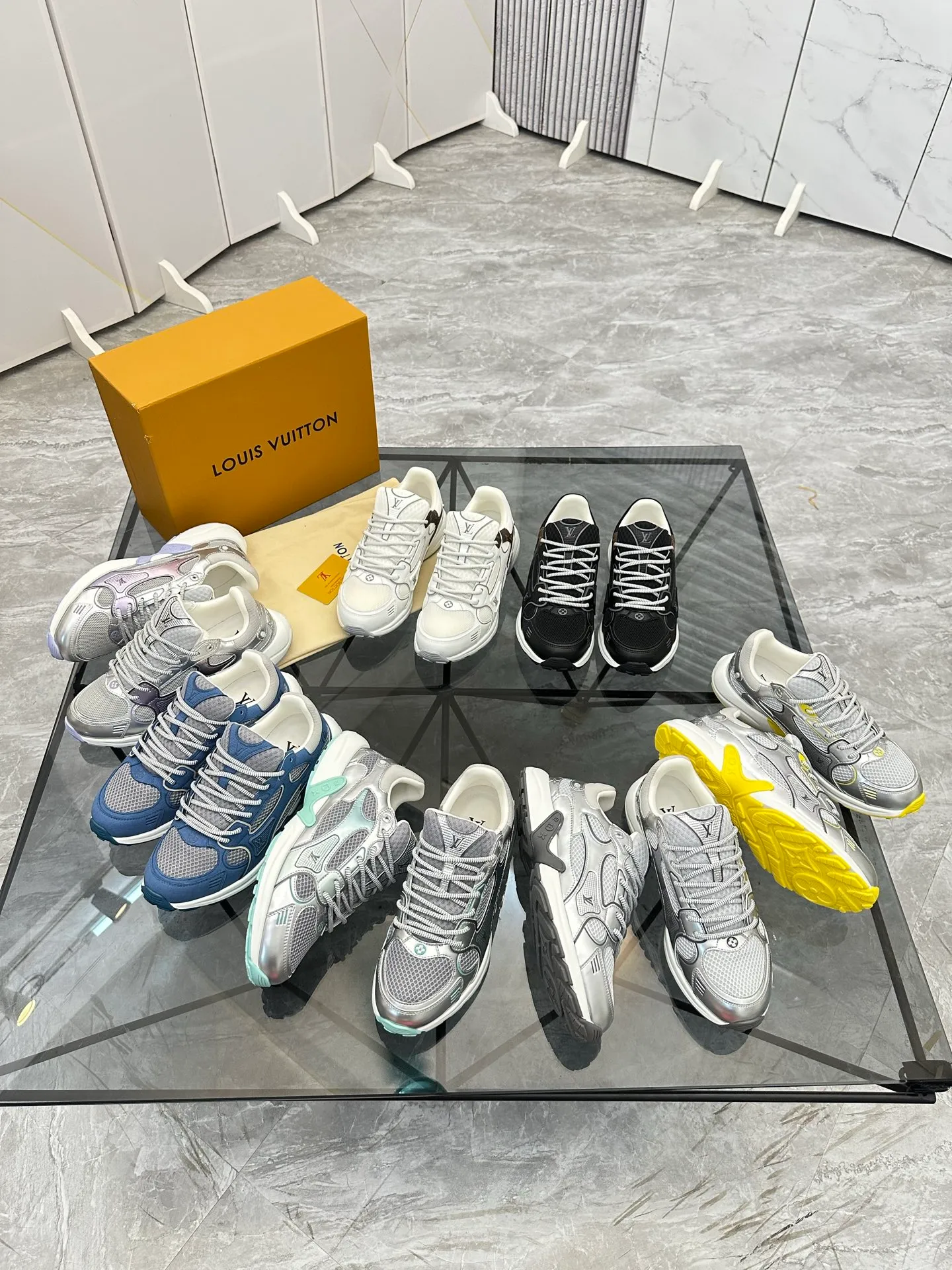 Men's shoes: 💰P660¥ Top quality Product trademark: LV* "Louis Vuitton*" low-top casual shoes Regular size: 35-44 (can be customized to 45.46) Couple style Product materials: Upper imported cowhide stitching original material, breathable lining, original outsole. Number: H218